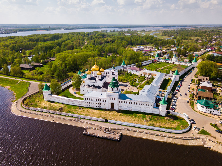 Вид с воздуха на Ипатьевский монастырь (Кострома)
