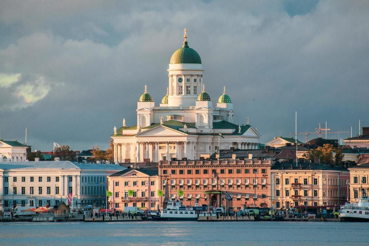 Финляндия закрылась от россиян замком и забором: детали запрета