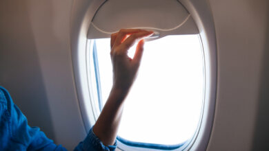 Почему нужно открывать шторку окна при взлете и посадке